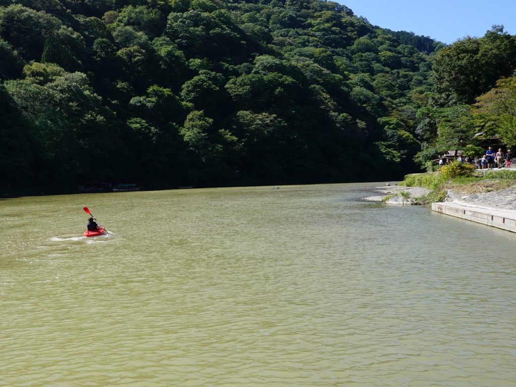 京都の桂川をカヤックで川上りすると、嵐山の風情を損ねるかもしれない